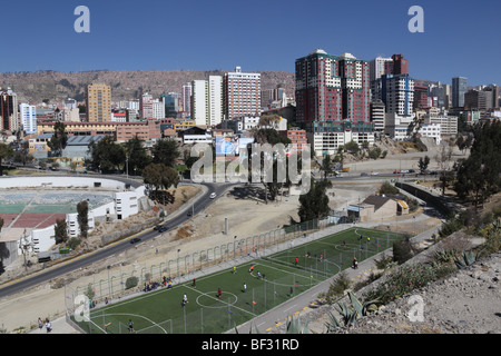 Apartmentblöcke im Stadtzentrum und synthetischer Fußballplatz im Parque Urbano Central neben dem oberen Teil der Avenida del Poeta, La Paz, Bolivien. Stockfoto