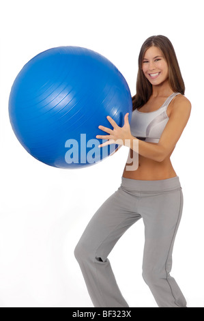 Attraktive junge Frau mit Gymnastikball trainieren. Stockfoto