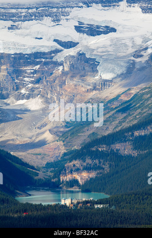 High Angle View of Lake Louise mit dem Victoria-Gletscher und Hotel, Alberta, Kanada Stockfoto