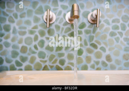 Wasser läuft aus einem Wasserhahn Stockfoto