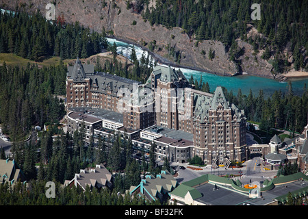 High Angle View des Fairmont Banff Springs Hotel mit den Bow River Falls, Banff, Alberta, Kanada Stockfoto