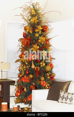 Weihnachtsbaum im Wohnzimmer Stockfoto