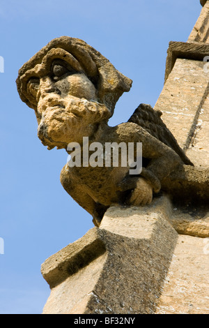 Ein geschnitzten Stein Wasserspeier in Sankt Peterskirche, Winchcombe, Gloucestershire, England Stockfoto