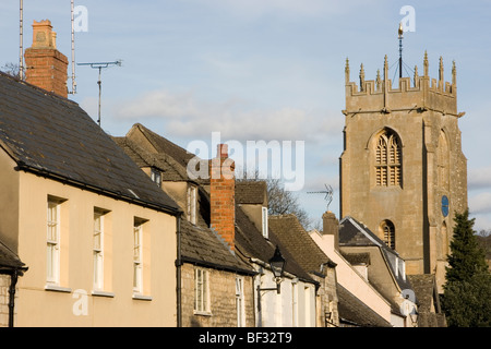 Gebäude und Tower of St. Peters Church, Winchcombe, Cotswolds, Gloucestershire, England Stockfoto