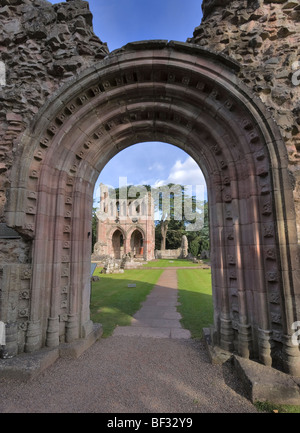 Nördlichen Querschiff der Dryburgh Abbey, durch eine romanische Eingang, Schottland Stockfoto