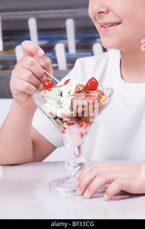 Mädchen genießen Eis Stockfoto