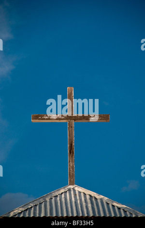 Ein Kreuz auf "La Divina Providencia" Kirche in der Nähe von Manzano, New-Mexico spiegelt die Frömmigkeit der Luceros Familie. Stockfoto