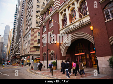 Der Western Market ist eine historische Sehenswürdigkeit in Sheung Wan District mit der IFC-Gebäude über Hong Kong, China Stockfoto