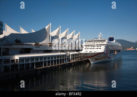 Norwegian Sun Kreuzfahrtschiff am Canada Place Kreuzfahrtschiff terminal, Vancouver, Britisch-Kolumbien, Kanada Stockfoto