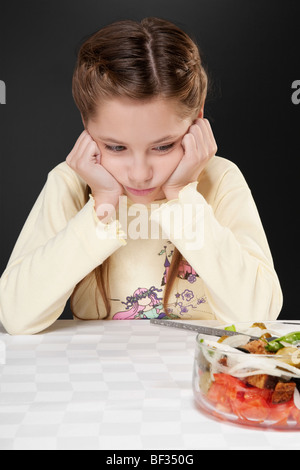 Mädchen-Ablehnung-Frucht-Salat Stockfoto