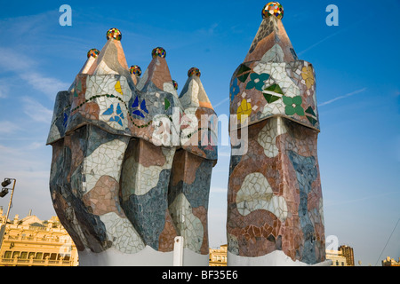 Spanien, Barcelona - Casa Batllo von Antonio Gaudi, Schornsteine, Nahaufnahme Stockfoto
