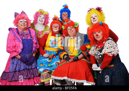 Gruppe von Clowns posiert vor einem weißen Hintergrund isoliert Stockfoto