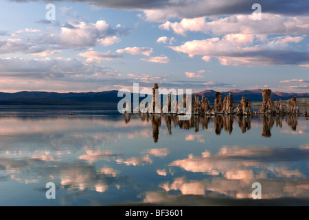 Am Abend die Reflexion der Wolken-Overhead und die Tuffstein-Turm-Formationen im kalifornischen Mono Lake. Stockfoto