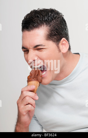 Mann eine Schokolade Eis essen und auf der Suche nach wütend Stockfoto