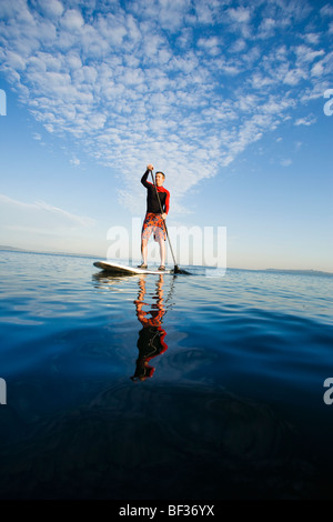 Ein sportlicher Mann paddeln heraus an der Elliott Bay / Puget Sound in den frühen Morgenstunden. Stockfoto