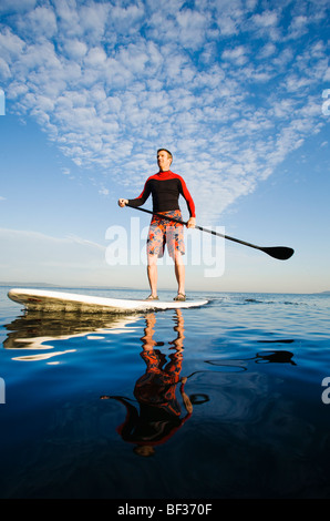 Ein sportlicher Mann paddeln heraus an der Elliott Bay / Puget Sound in den frühen Morgenstunden. Stockfoto