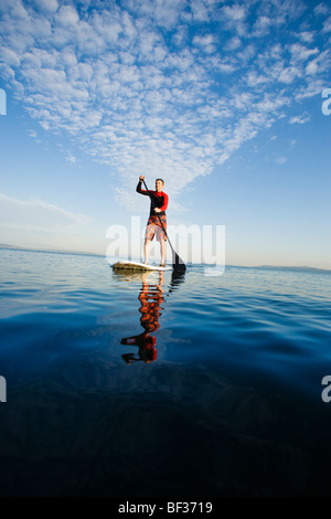 Ein sportlicher Mann paddeln heraus an der Elliott Bay / Puget Sound in den frühen Morgenstunden. Stockfoto