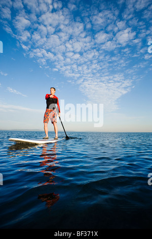 Ein sportlicher Mann paddeln heraus an der Elliott Bay / Puget Sound in den frühen Morgenstunden. Stockfoto