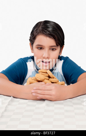 Nahaufnahme eines jungen umarmt einen Teller mit Keksen Stockfoto