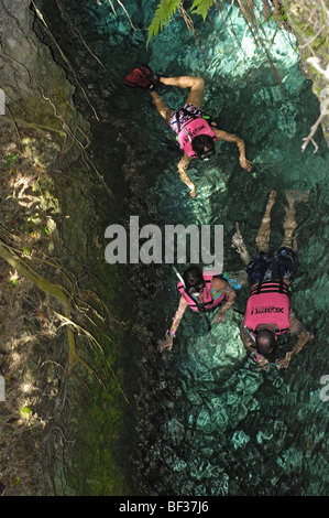 Menschen, die in den unterirdischen Fluss schwimmen. Xcaret.Playa del Carmen. Quintana Roo Zustand. Riviera Maya. Mexiko Stockfoto