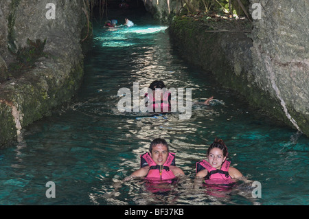 Menschen, die in den unterirdischen Fluss schwimmen. Xcaret.Playa del Carmen. Quintana Roo Zustand. Riviera Maya. Mexiko Stockfoto