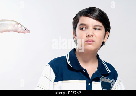 Junge Gesicht nach der Besichtigung einer rohen Fisch Stockfoto