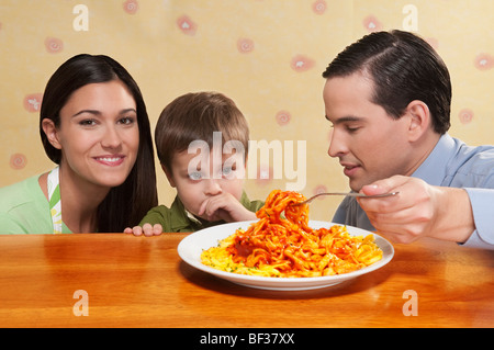 Nahaufnahme einer Familie teilen eine Platte mit Bandnudeln Nudeln Stockfoto