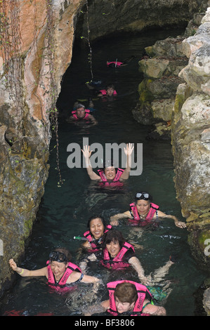 Menschen, die in den unterirdischen Fluss schwimmen. Xcaret.Playa del Carmen. Quintana Roo Zustand. Riviera Maya. Mexiko Stockfoto