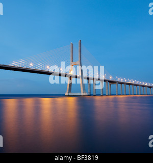 Vasco da Gama Brücke bei Nacht Stockfoto