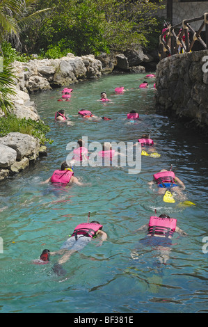 Menschen, die in den unterirdischen Fluss schwimmen. Xcaret.Playa del Carmen. Quintana Roo Zustand. Riviera Maya. Mexiko Stockfoto