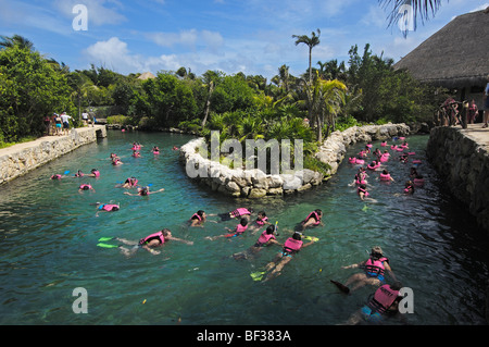 Menschen, die in den unterirdischen Fluss schwimmen. Xcaret.Playa del Carmen. Quintana Roo Zustand. Riviera Maya. Mexiko Stockfoto