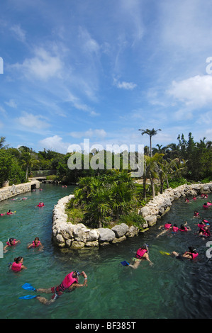 Menschen, die in den unterirdischen Fluss schwimmen. Xcaret.Playa del Carmen. Quintana Roo Zustand. Riviera Maya. Mexiko Stockfoto