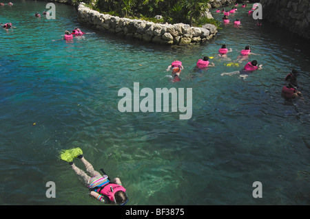 Menschen, die in den unterirdischen Fluss schwimmen. Xcaret.Playa del Carmen. Quintana Roo Zustand. Riviera Maya. Mexiko Stockfoto