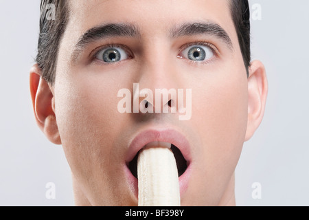 Porträt eines Mannes, eine Banane essen Stockfoto