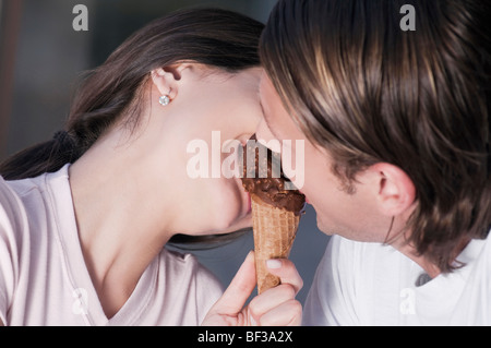 Paar teilen ein Eis Stockfoto