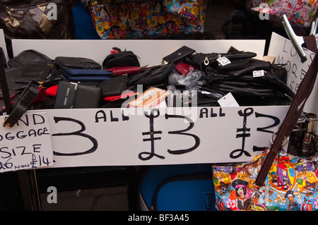 Billige sortierten Geldbörsen und Brieftaschen für den Verkauf vor einem Geschäft in Norwich, Norfolk, Großbritannien Stockfoto