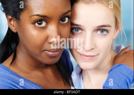 Schwarz / weiß-Freundinnen Stockfoto