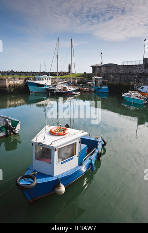 Angelboote/Fischerboote im Hafen von Carnlough auf der Küste von Antrim Nordirland, Vereinigtes Königreich Stockfoto
