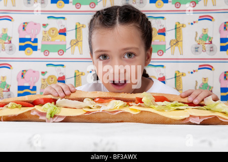 Porträt eines Mädchens mit einem u-Boot-sandwich Stockfoto