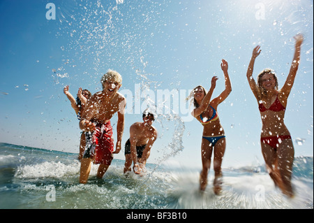 Gruppe von Menschen im Meer planschen Stockfoto