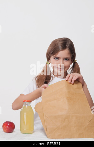 Porträt eines Mädchens Verpackung Mittagessen für die Schule Stockfoto