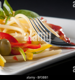 Spaghetti mit Paprika und Oliven in Nahaufnahme Stockfoto