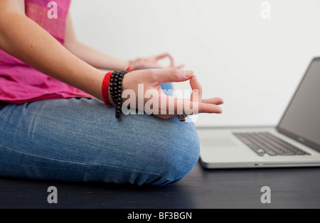 Meditation vor ein notebook Stockfoto