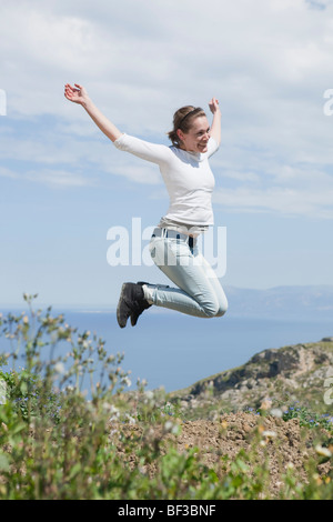 junge Frau in die Luft springen Stockfoto