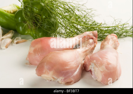 Nahaufnahme von rohem Hühnerfleisch mit Gemüse Stockfoto