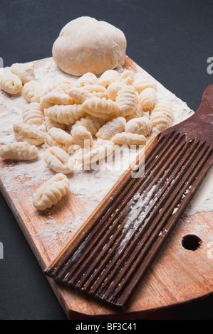 Erhöhte Ansicht von hausgemachten Gnocchi mit Abdruck auf ein Schneidebrett Stockfoto