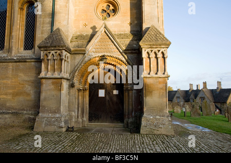 St. Marien Kirche, zündeten, Cotswold Kirche, Nr. Moreton in Marsh, Gloucestershire, UK. Gebaut 1862 in der Anglo-normannischen Stil. Stockfoto