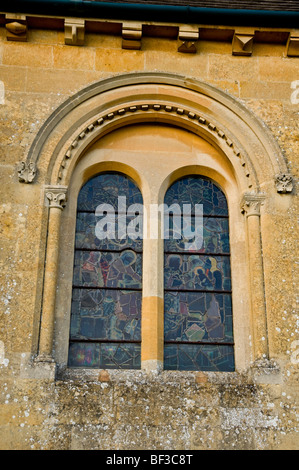 St. Marien Kirche, zündeten, Cotswold Kirche, Nr. Moreton in Marsh, Gloucestershire, UK. Glasfenster von außen. Stockfoto
