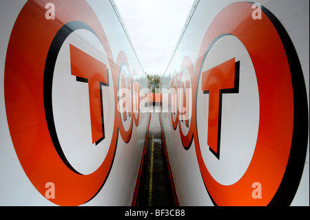 TNT-LKW in einem depot Stockfoto