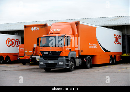 TNT-LKW in einem depot Stockfoto
